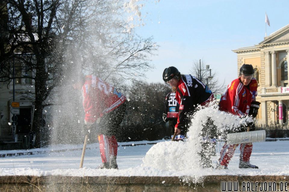 Winter Classic 2012 auf dem Brunnen des Joliet-Curie-Platz